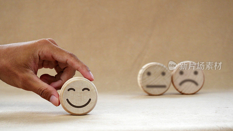 木制圆刻喜怒脸，国际幸福日概念客户评论，情商，情绪控制平衡，反馈评级，心理健康评估，双相情感障碍。
