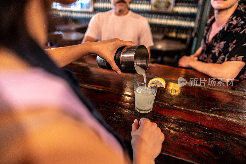 酒吧里的酒保正在准备饮料