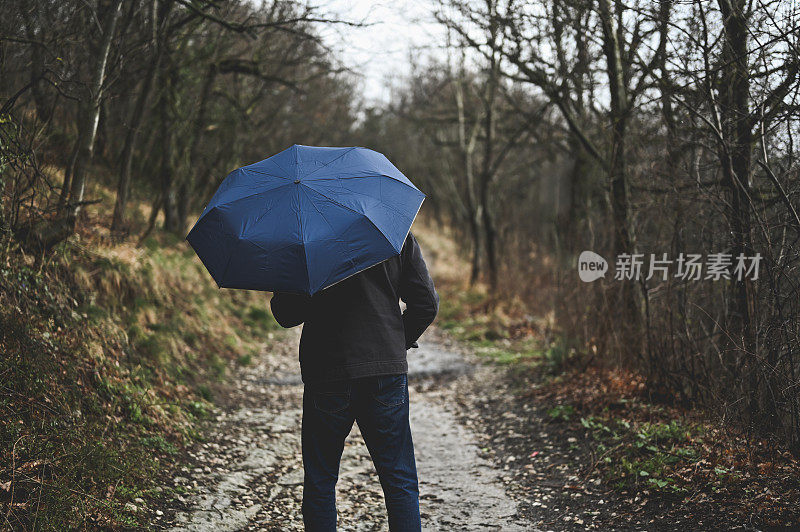 下雨天我们去散步吧。