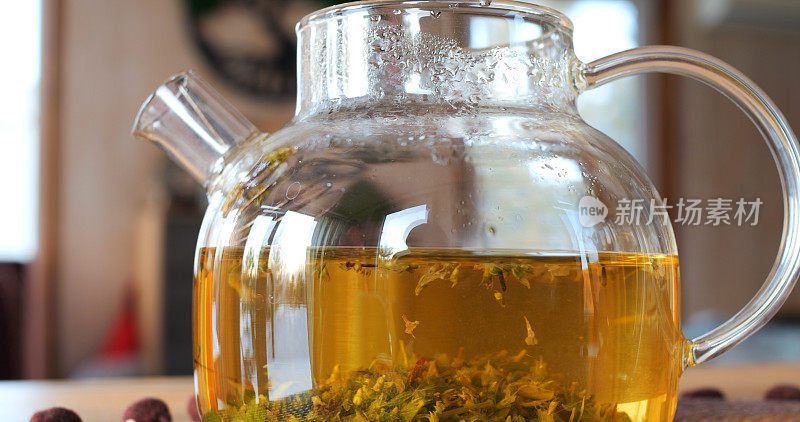 玻璃茶壶琥珀凉茶，以抗氧化特性而闻名，在水疗沙龙酿造。花草茶有益健康，促进放松。享受富含抗氧化剂的花草茶有益健康。