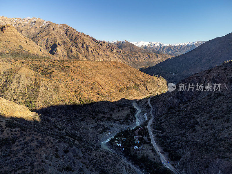 穿过卡洪德尔迈波山谷的道路通往智利圣地亚哥