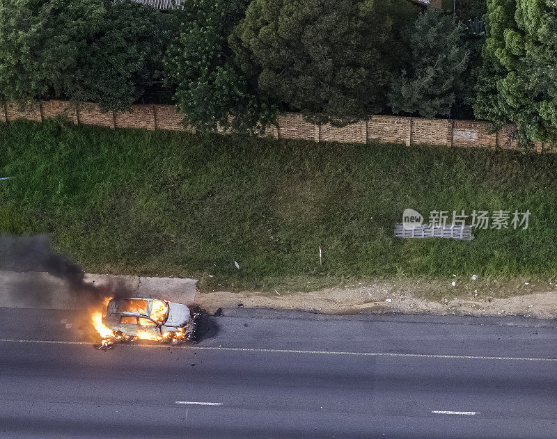 高速公路上的汽车火灾