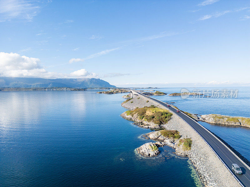 一座现代化的桥梁横跨平静的蓝色海面，连接岛屿和大陆。