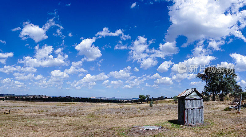 夏末，在新南威尔士州亚斯附近干燥干旱的农田上，有一座内陆沙丘或室外小屋