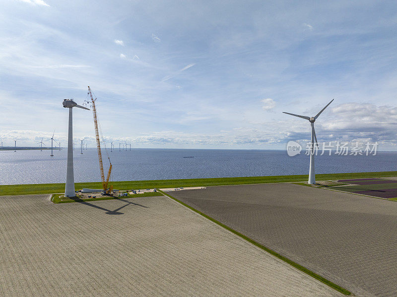 在风力公园用巨大的起重机建造风力涡轮机