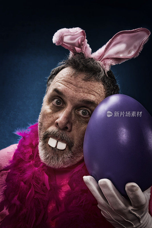 一个拿着大鸡蛋的疯狂复活节兔子