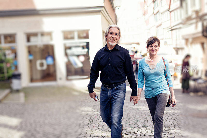 一对老年夫妇走过德国Tübingen的街道