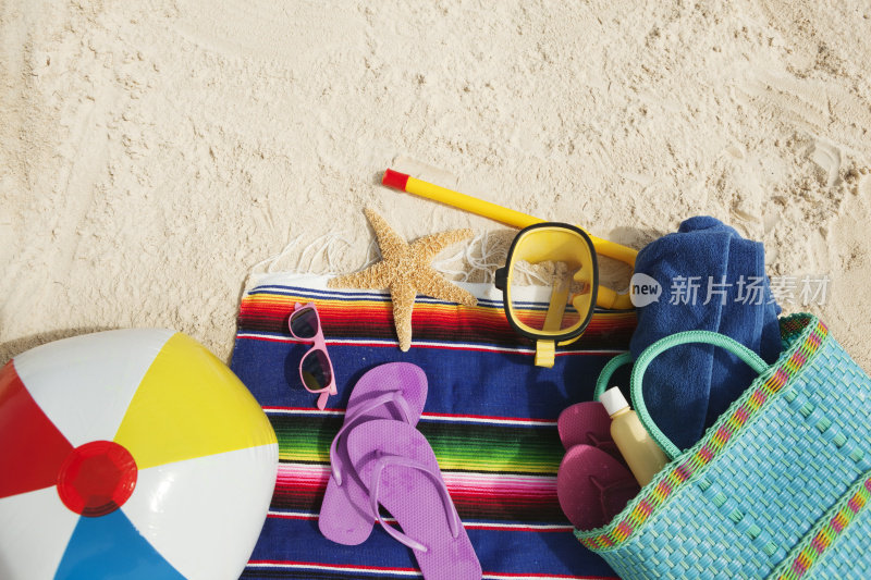 暑假度假海滩包和有趣的供应和玩具
