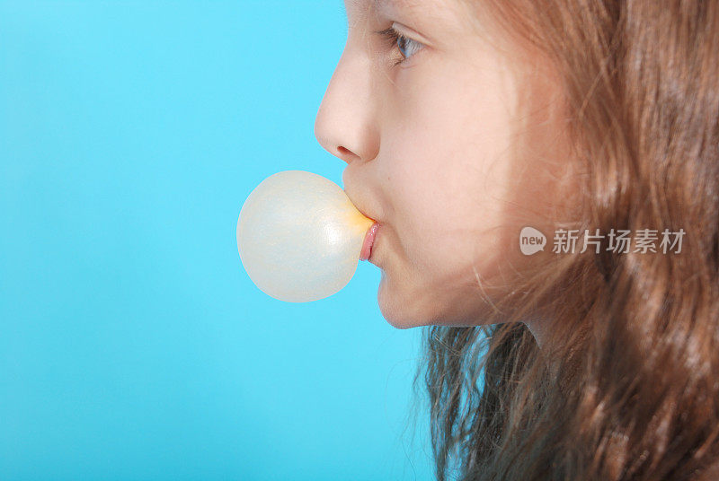 年轻女孩嚼着口香糖泡泡糖