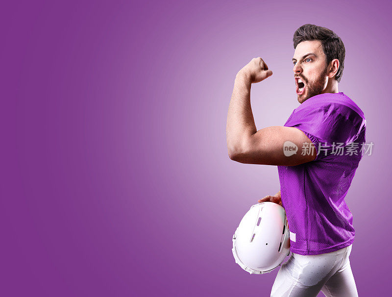 身着紫色制服，背景为紫色的足球运动员