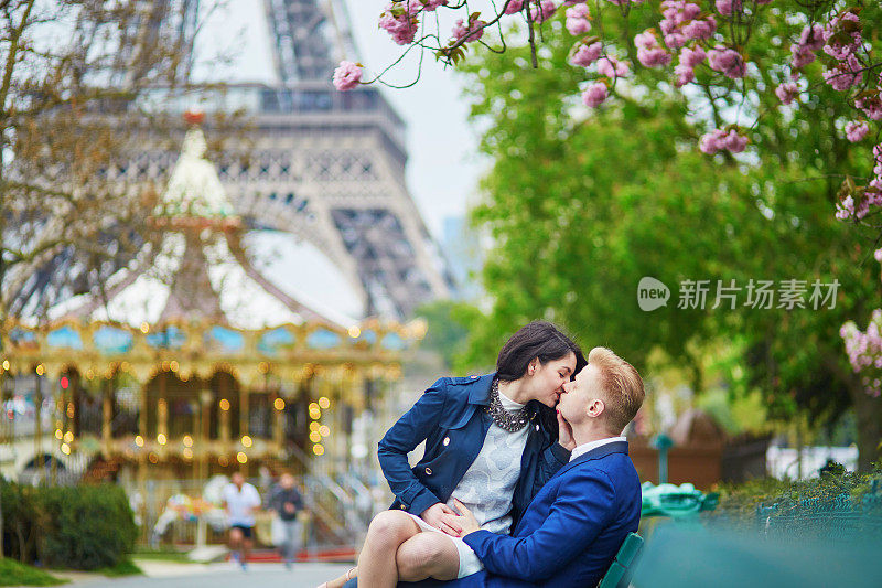 一对幸福浪漫的巴黎情侣