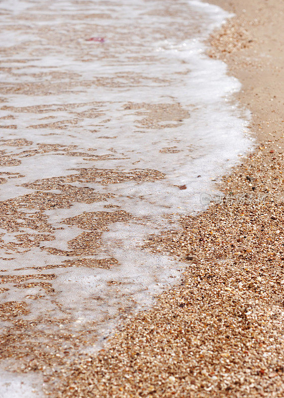 柔软的海浪在海滩上