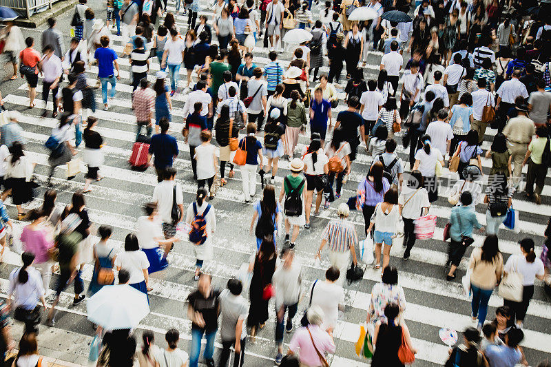 亚洲人正在过人行横道