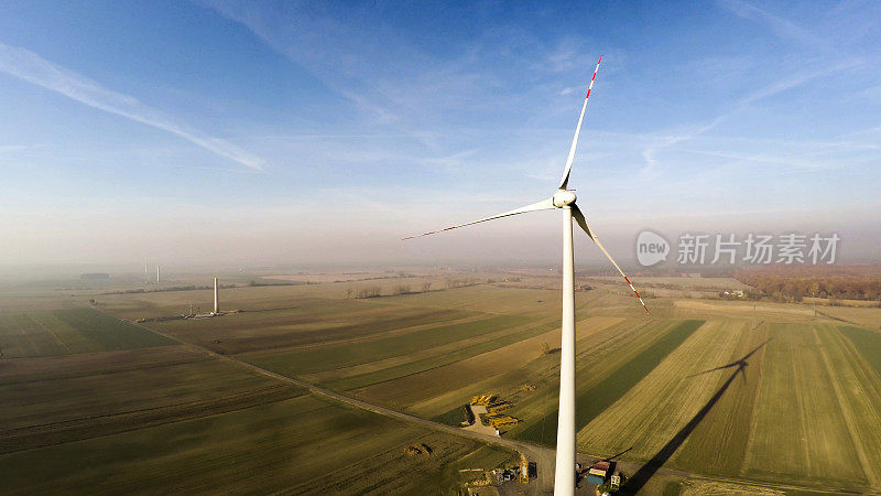 概述一个孤独的风力涡轮机在绿色草地波兰