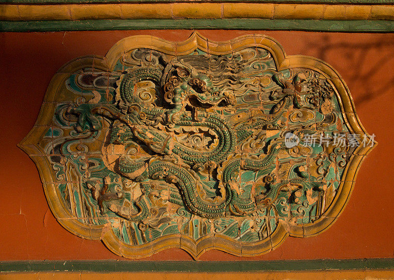 中国宫殿红墙上的龙雕塑