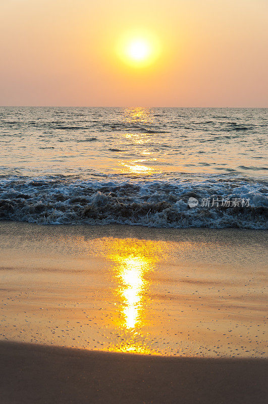 印度科钦阿拉伯海滩上的夕阳。