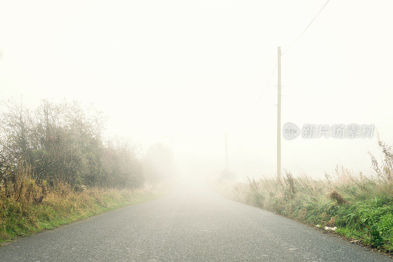 消失在雾中的乡间小路