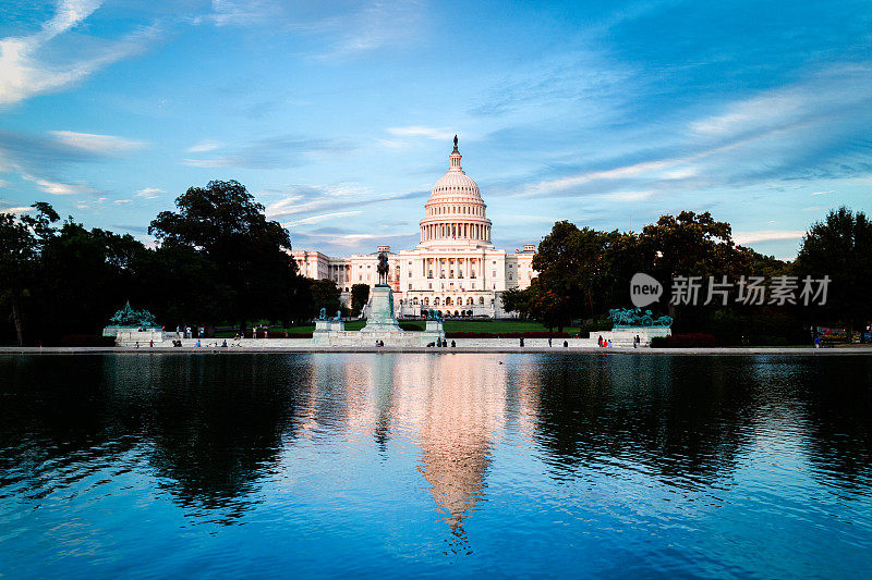 水中倒影的美国国会大厦和蓝天