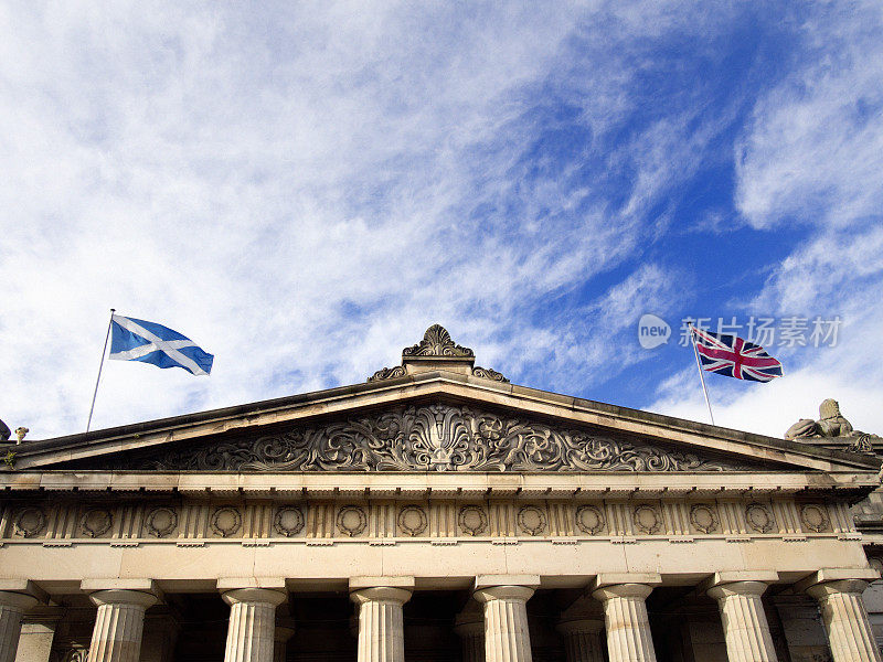 苏格兰国旗和英国国旗迎风飘扬