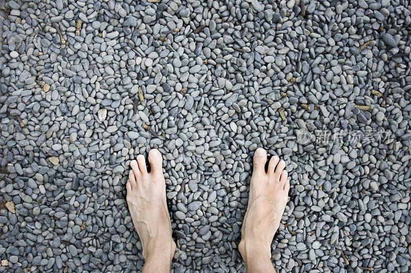 脚踩在鹅卵石地上