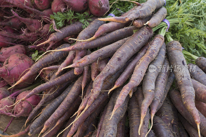 农贸市场的有机胡萝卜和甜菜特写