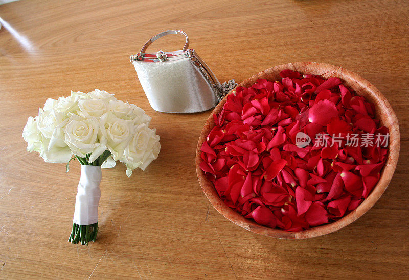 婚礼上的玫瑰花束、玫瑰叶和钱包