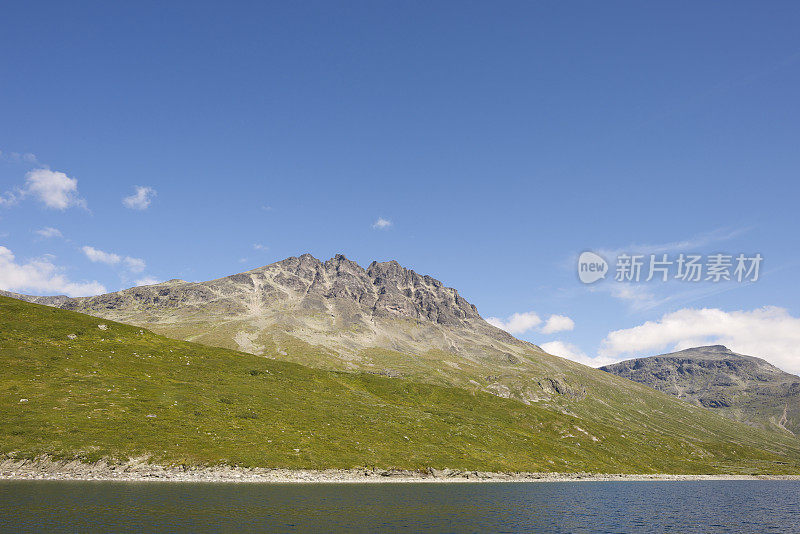 Bygdin湖和Jotunheimen的Hoystakkane山和Galdeberget山