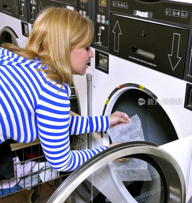 洗衣女工添加烘干机床单