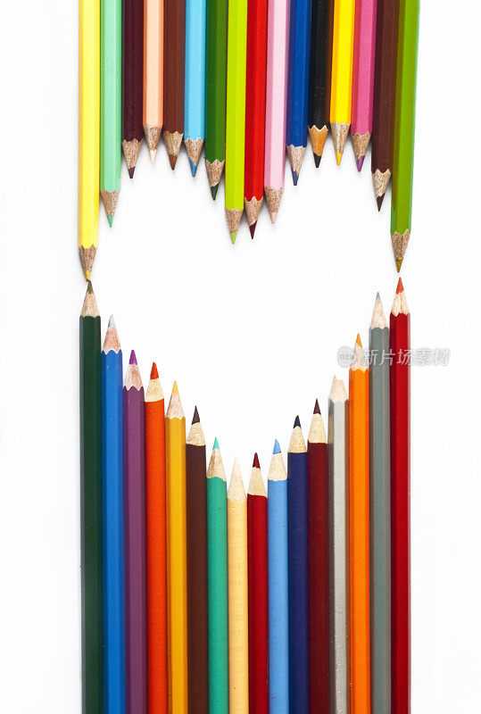 用彩色铅笔做成的心框