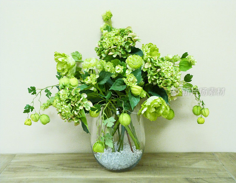 玻璃花瓶里的绿色花朵