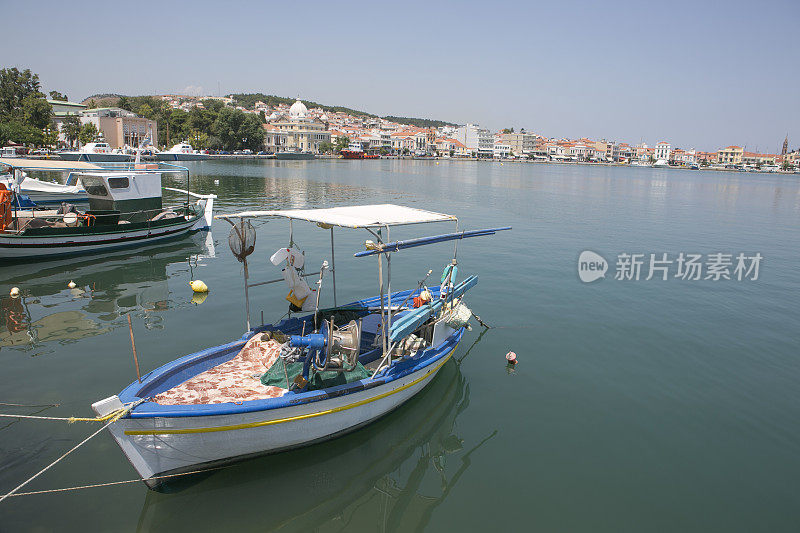 希腊勒斯沃斯岛米里尼海岸的一艘渔船