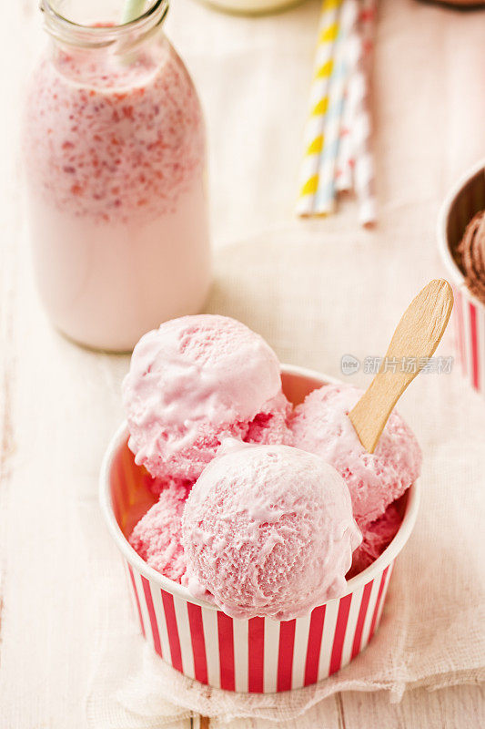 纸杯草莓冰淇淋