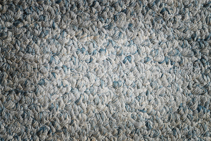 灰色的脏毡地毯