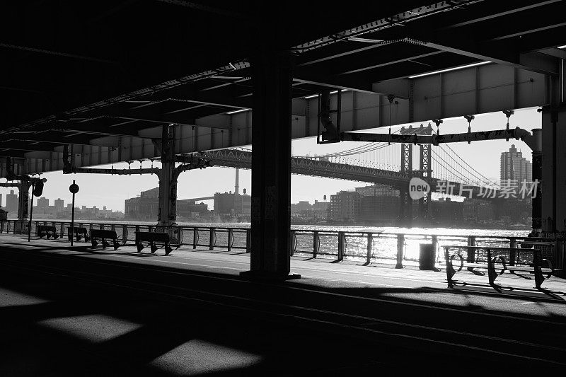 清晨的影子下曼哈顿大桥，纽约单色无人