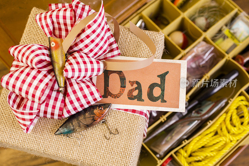 父亲节，钓鱼送给爸爸礼物。棕色粗麻布盒子。弓。