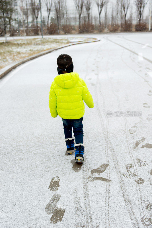 男孩在雪中行走