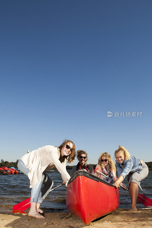 快乐的年轻女子玩独木舟