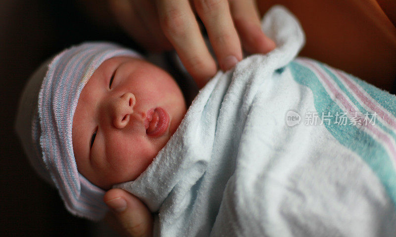 新生男婴伸出舌头。