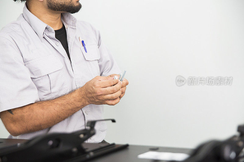 系列真实电视安装程序，将大屏幕平板电视挂在墙上