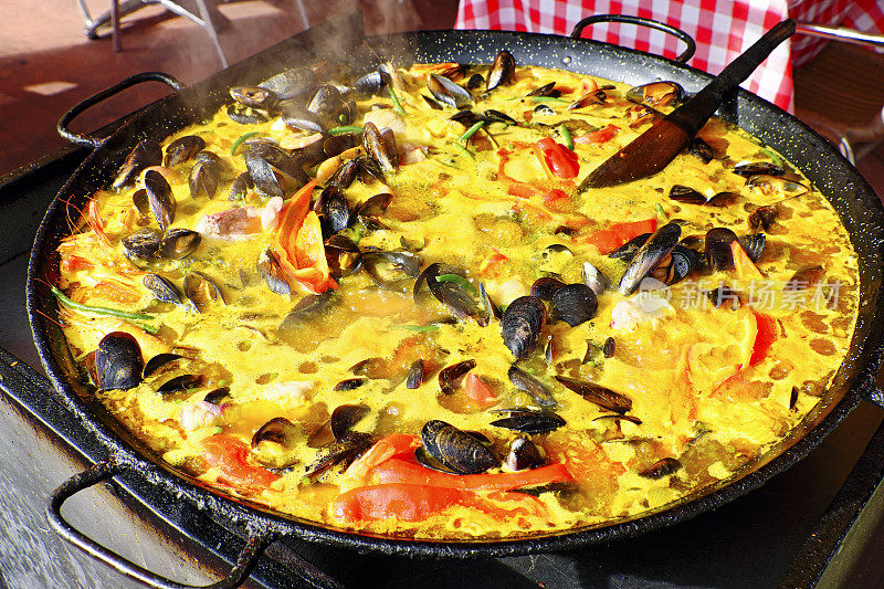 传统的西班牙街头小吃:海鲜海鲜饭