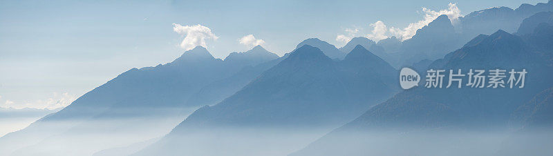 南蒂罗尔云雾缭绕的山峰，全景图片。