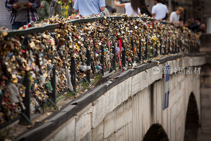 巴黎艺术桥上的锁。