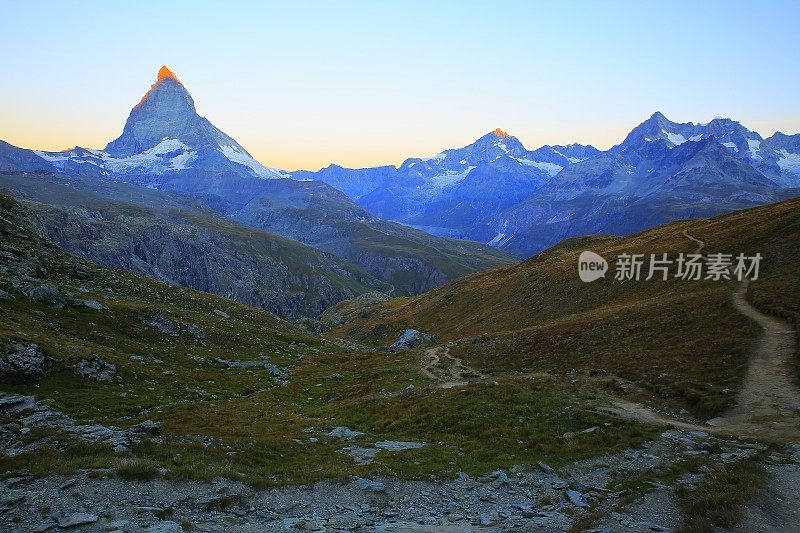 雄伟的马特洪峰:田园诗般的、宁静的日出景观，瑞士阿尔卑斯山