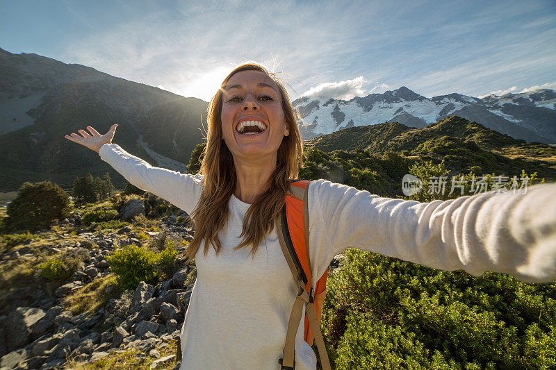 年轻女性徒步旅行的自画像