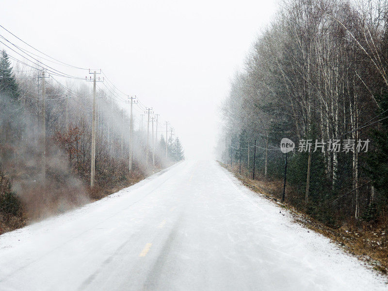 冬天下雪的路