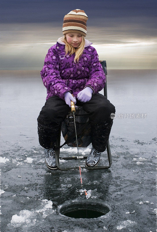 冰上钓鱼的女孩