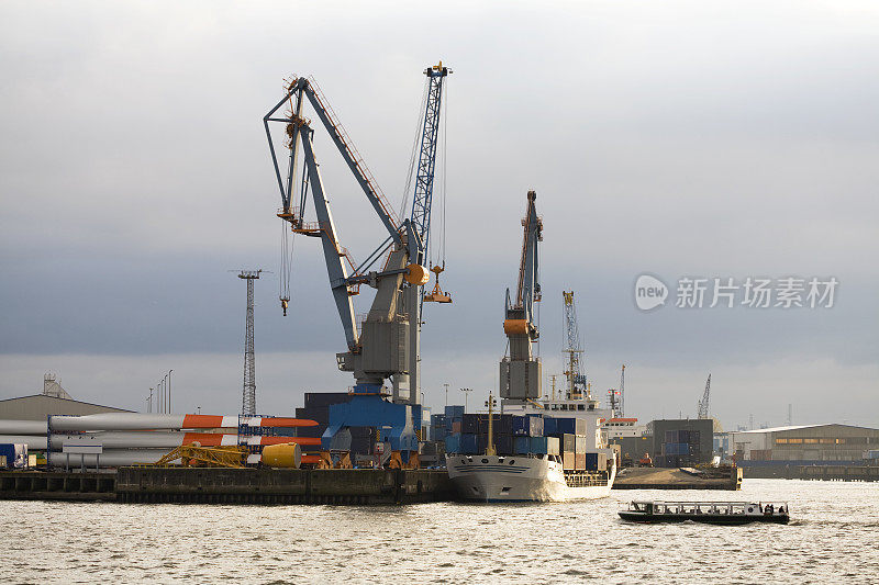 在汉堡港装载集装箱船