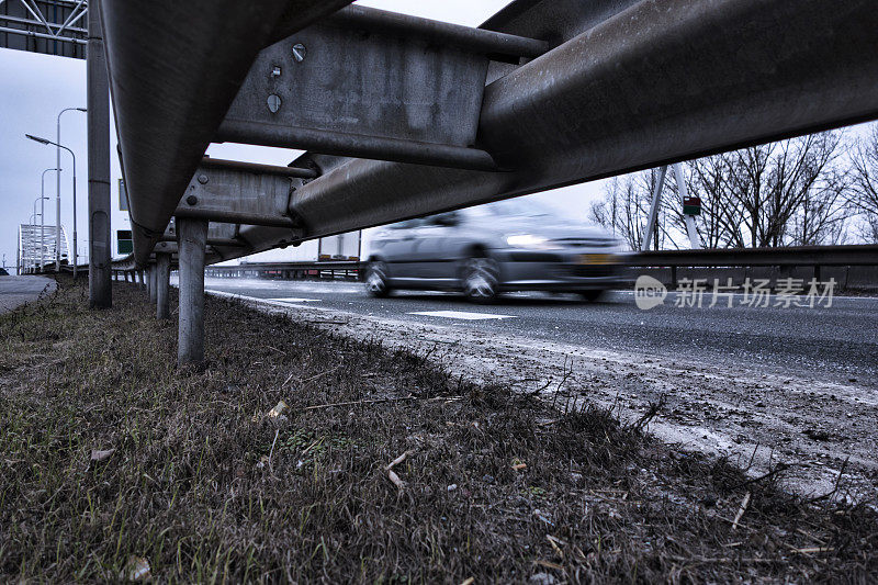 高速公路上的汽车，动态模糊