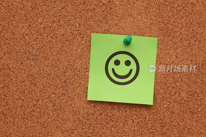 绿纸笑脸贴在木板上