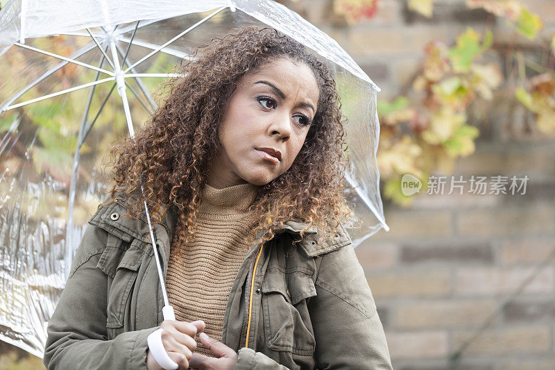 带伞的悲伤女人